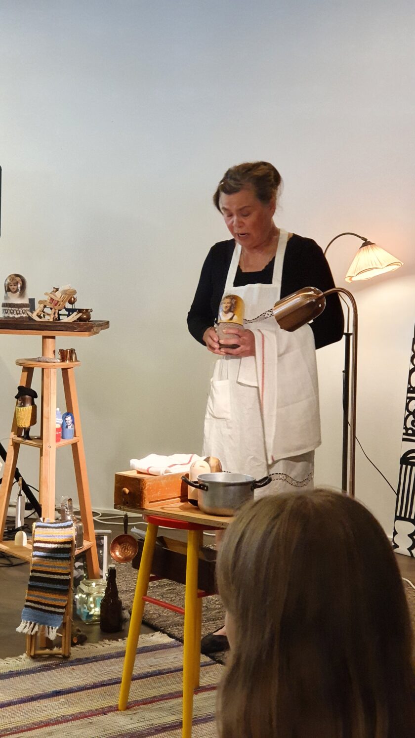 Anne Välinoron Kotileikki-esityksessä ovat mukana Erja Mikkolan luomat nukkehahmot.