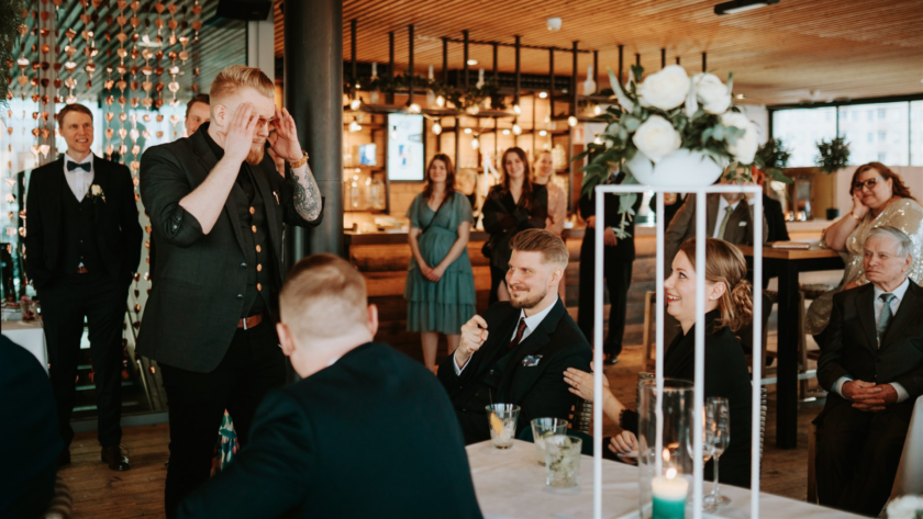 Taikuri esiintyy Tampereen Kuuma -ravintolassa hääseurueelle.