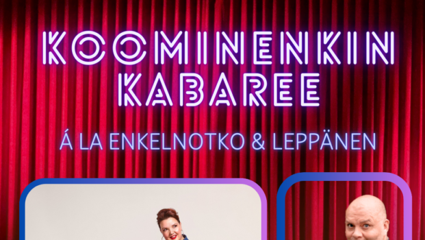 Kuvan otsikkona on esityksen nimi "Koominenkin Kabaree". Otsikon alapuolella on kolme kuvaa, joista yhdessä istuu Henna Leppänen nojaten harmonikkaan ja tämän kuvan vieressä Jouko Enkelnotko poseeraa hymyillen kameralle kädet ristittynä rinnan päälle. Kuvien alapuolella keskellä on kuva Armas-klovnista. Kuvien taustalla on punaiset teatterinäyttämön verhot, jotka ovat kiinni.