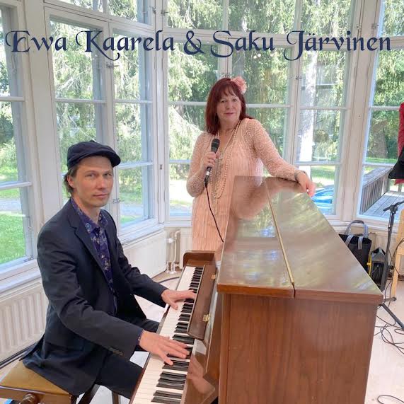Ewa laulaa mikrofoniin ja Saku Järvinen säestää pianolla.
