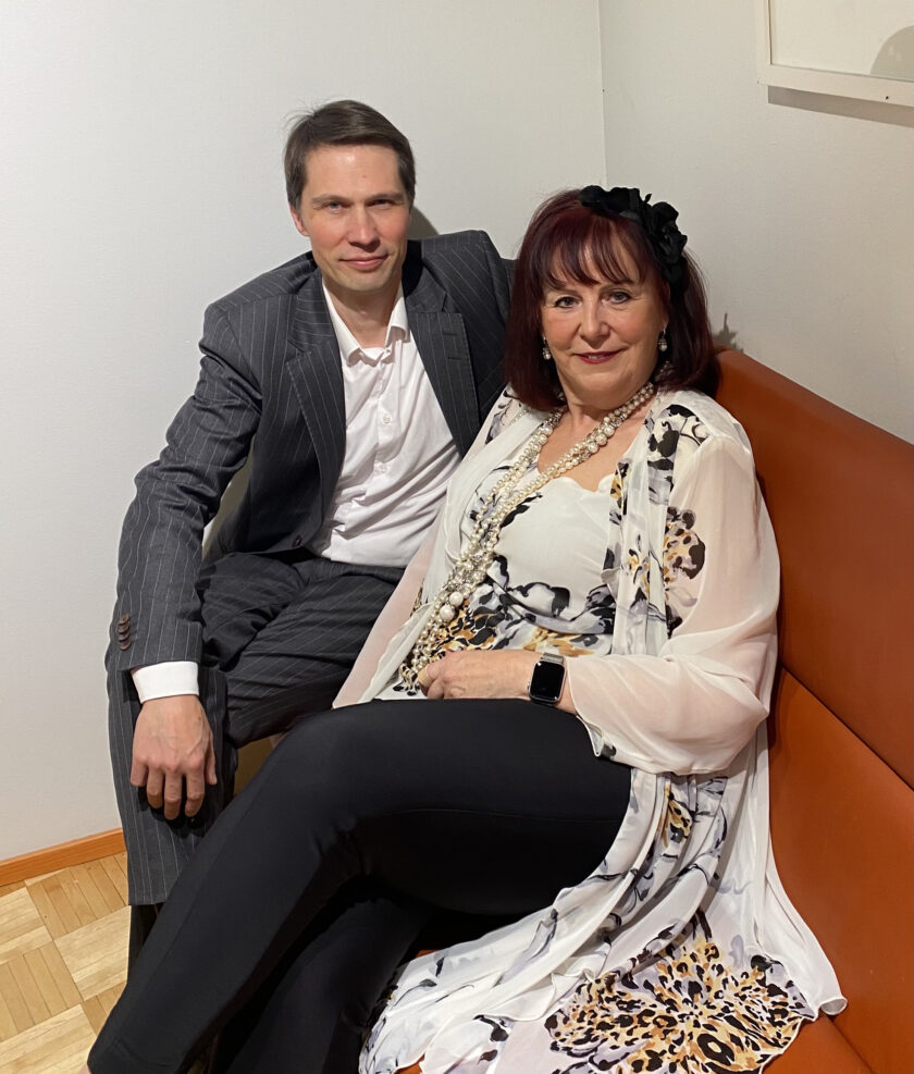 Ewa ja Saku istuvat sohvalla konsertti tauolla.