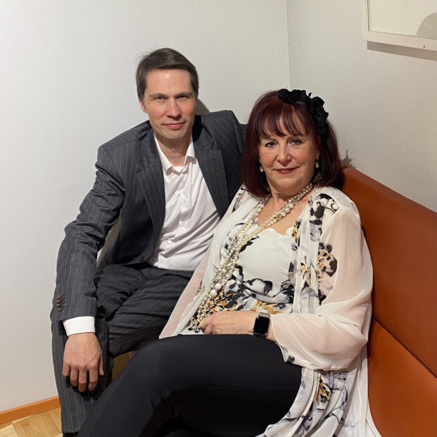 Ewa ja Saku istuvat sohvalla konsertti tauolla.