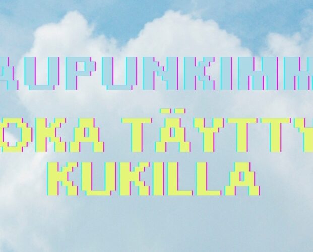 Sininen taivas, jossa valkoisia pilviä. Kuvan päällä on sinikeltainen teksti ”Kaupunkimme joka täyttyi kukilla”