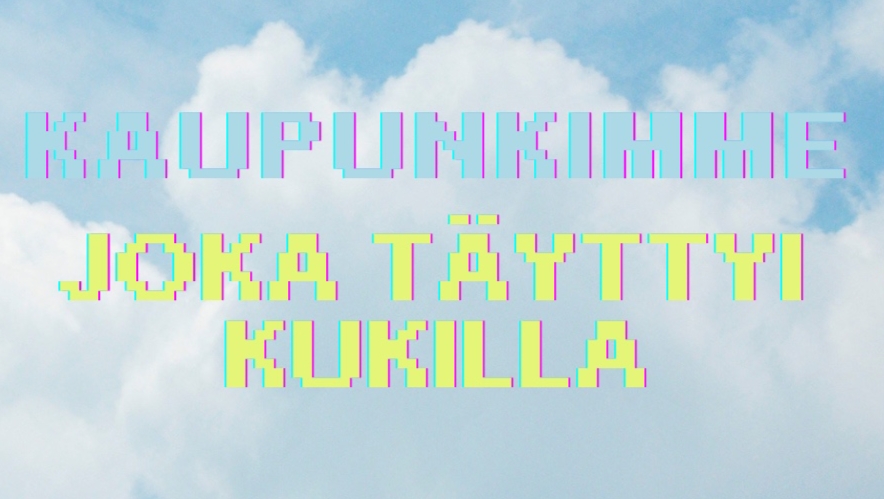 Sininen taivas, jossa valkoisia pilviä. Kuvan päällä on sinikeltainen teksti ”Kaupunkimme joka täyttyi kukilla”