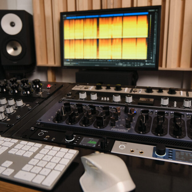 Kuvassa äänistudio, äänilaitteistoa: Manley Massive Passive, RME ADI-2 Pro, Custom Audio Germany HDE-250 EQ, IGS Audio Tubecore 3U -kompressori, TK Audio BC1 -kompressori, Overstayer MAS Rotary, Amphion kaiuttimet, tietokoneen näyttölaite, jossa avoinna Izotope RX -ohjelmisto.