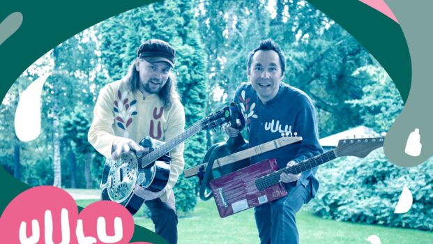 Kuvassa kaksi esiintyjää seisoo ulkotilassa pidellen soittimia. Kuvan sävy on sinivihreä. Vasemmanpuoleisella esiintyjällä on metallikoppainen resonaattorikitara ja päässään lippalakki. Oikeanpuoleisella esiintyjällä on sekä suorakaiteen muotoinen kitara että toinen soitin, jossa on kitaramainen kaula. Kuvaan on lisätty graafisina elementteinä aaltokuviota, lintu ja muovikanistereita. Vasemmassa alareunassa on teksti "Uulu esittää Kaisa kotka".