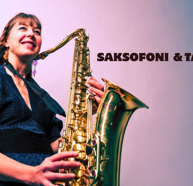Saksofonisti poseeraa soitin kädessä etualalla ja taustalla tekstiä.