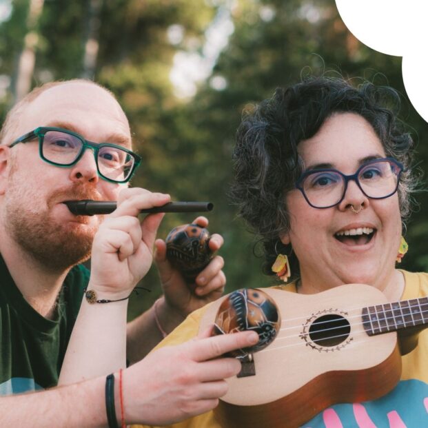 Kuvassa Palago-yhtyeen jäsenet Iago ja Paloma poseeraavat monien soittimien kanssa. Iago puhaltaa huiluun ja pitelee marakasseja, Palomalla on edessään ukulele-kitara. Taustalla näkyy puita ja hiukan valoisaa taivasta. Tunnelma on energinen ja innostunut. Kuvan vasemmassa yläkulmassa on värikkäitä pisarakuvioita ja oikeassa yläkulmassa Uulun vaaleanpunainen logo valkoisen pilvikuvion päällä.