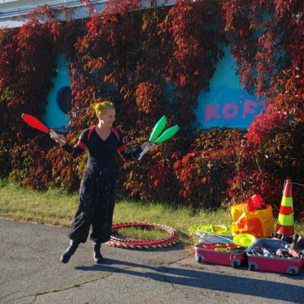 Fire ladyn sirkustyöpaja syksyllä 2022 Kangasalan Street Art alueella. Työpaja oli osa Fire Ladyn kulttuuritempauksia. kuva: Pekka Mikkonen
