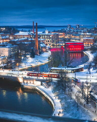 Ilmakuva koskenrannasta ja Hämeensillasta Tampereella.