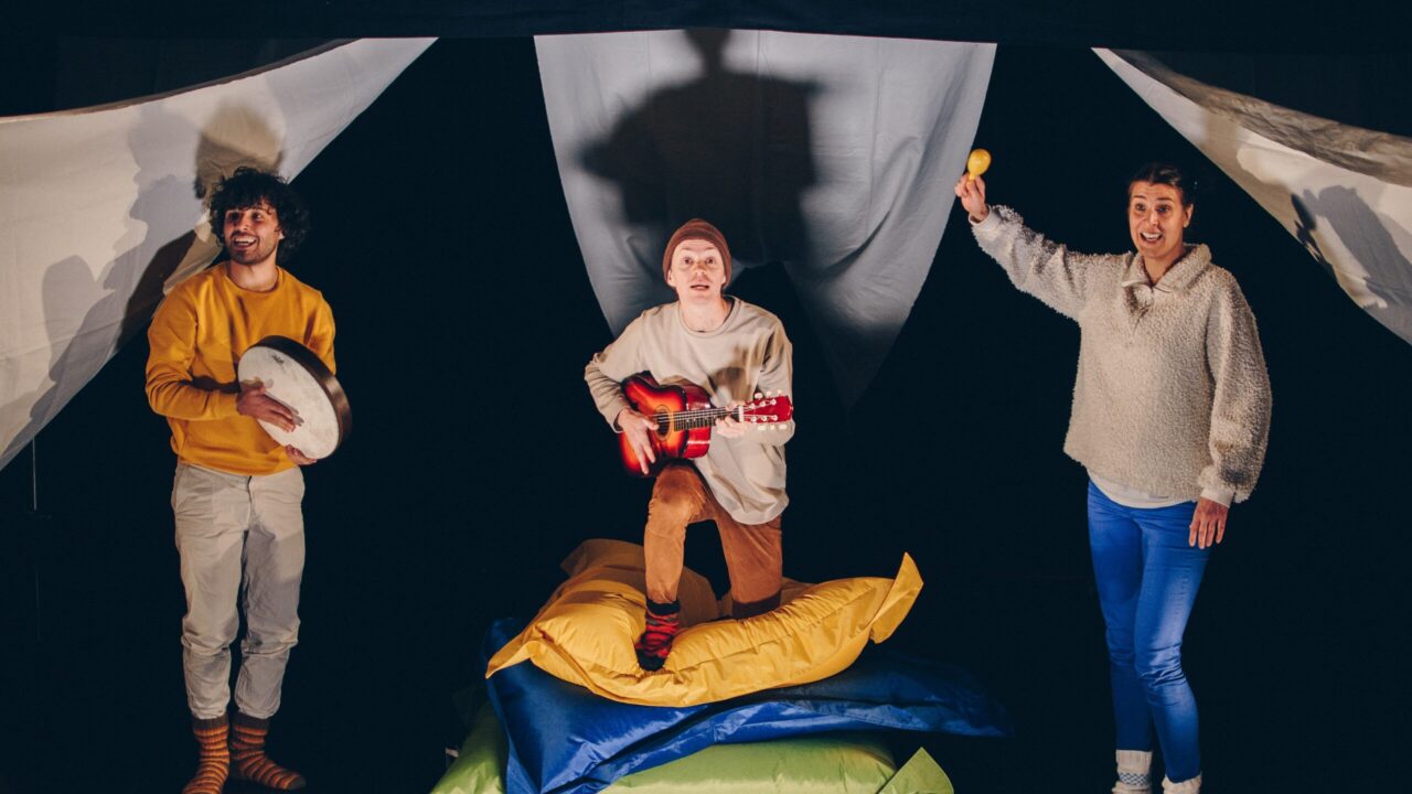 Three actors singing and playing during the children play Shamaanit. Photo by Carolin Büttner.
