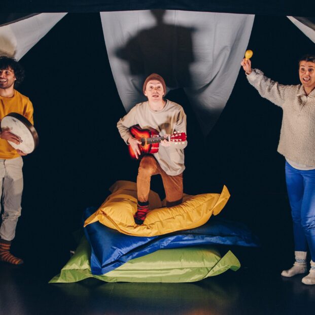 Three actors singing and playing during the children play Shamaanit. Photo by Carolin Büttner.