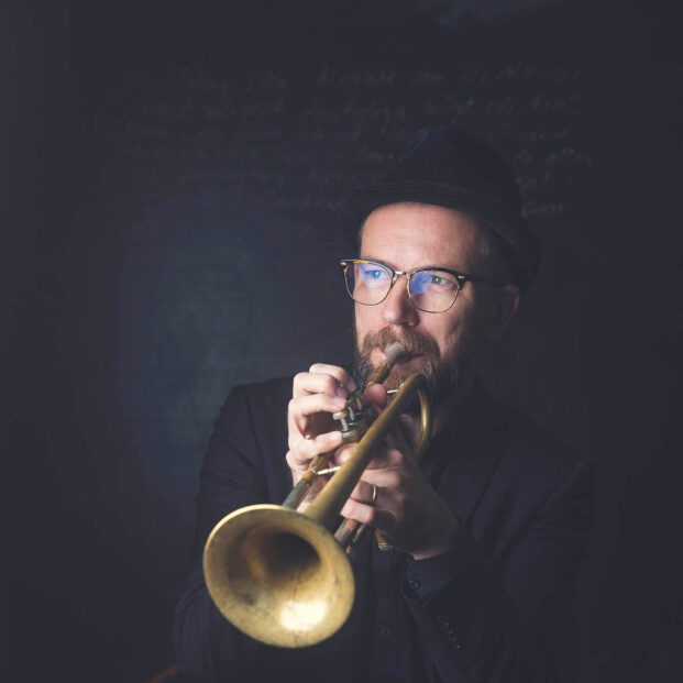 Fredrik Erlandsson spelar trumpet