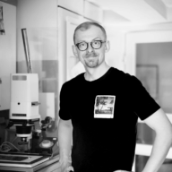 muotokuva mikko kerttulsta työtilassa