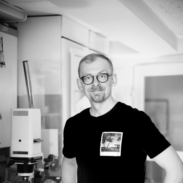 muotokuva mikko kerttulsta työtilassa