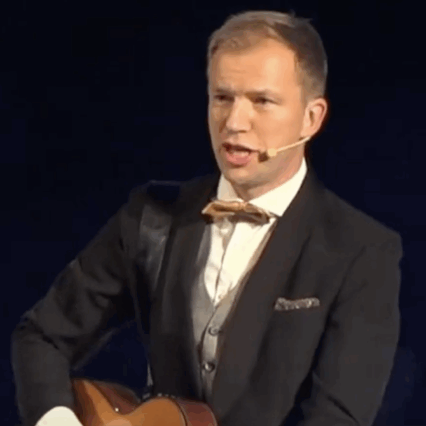 Fredrik Erlandsson spelar gitarr och sjunger
