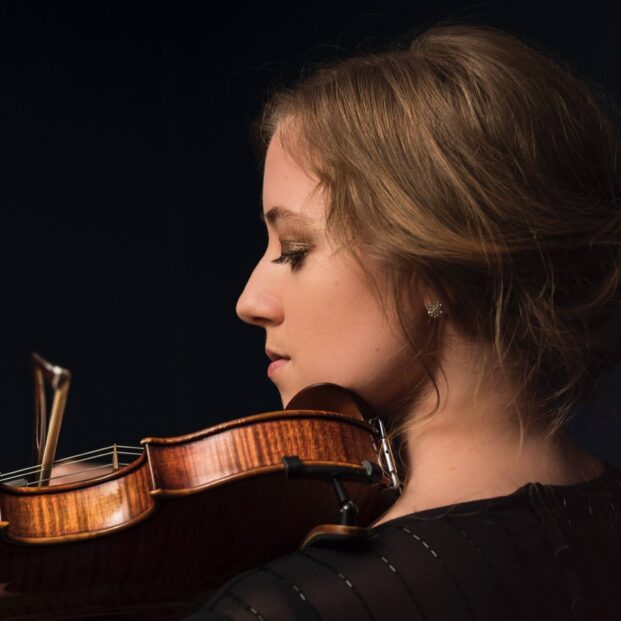 Zaida i profil, spelandes violin.