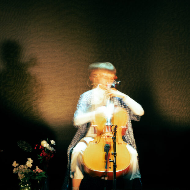 Carolina soittamassa selloa