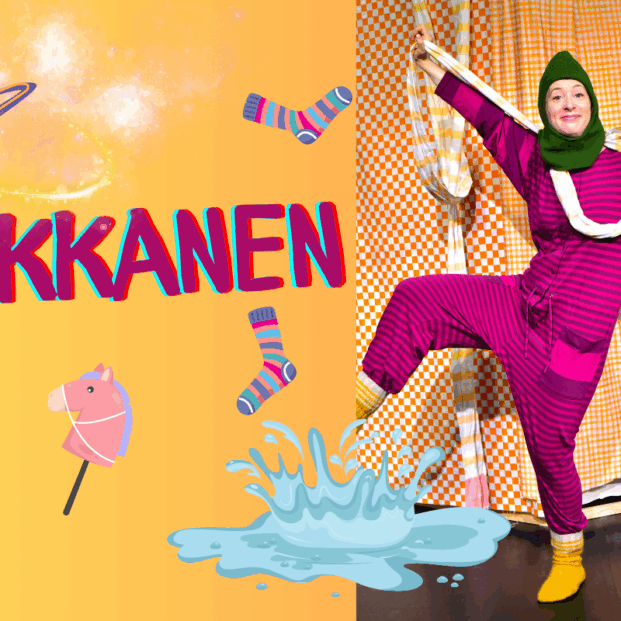 Tyttö potkupuvussa, liian pitkän kaulaliinan knassa ja myssy päässä on hyppäämässä piirrettyyn vesilätäkköön. Ympärillä leijuu erilaisia esitykseen liittyviä piirrettyjä asioita, kuten lusikka, sukka, planeetta.