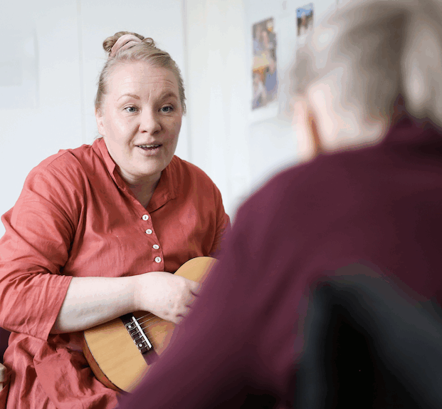 Muusikko soittaa ja laulaa henkilökohtaisesti palvelutalon huoneessa asukkalle