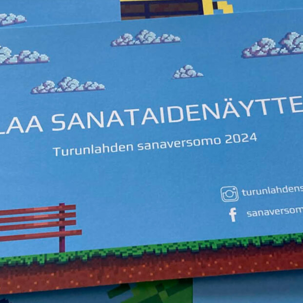 Kuvassa on sinisiä kartonkeja, joissa on pikselimäinen kuvitus (penkki, pilviä ja maa) ja teksti "pelaa sanataidenäyttely!" ja "turunlahden sanaversomo 2024". Alla myös somekuvakkeet @sanaversomo (facebook) ja @turunlahdensanaversomo (instagram).