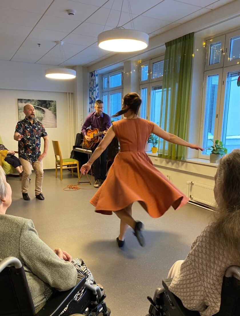 Tanssija senioritalon esityksessä