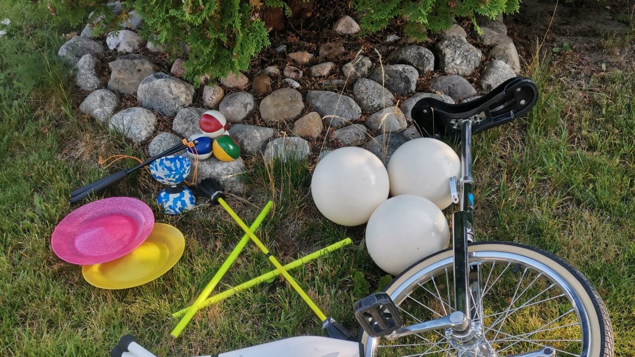 Sirkusvälineitä nurmikolla