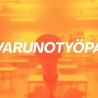 Lavarunotyöpajan otsikkokuva, jossa lavarunotyöpajatekstin taustalla mikrofoni ja luokkahuone oranssiksi sävytettynä