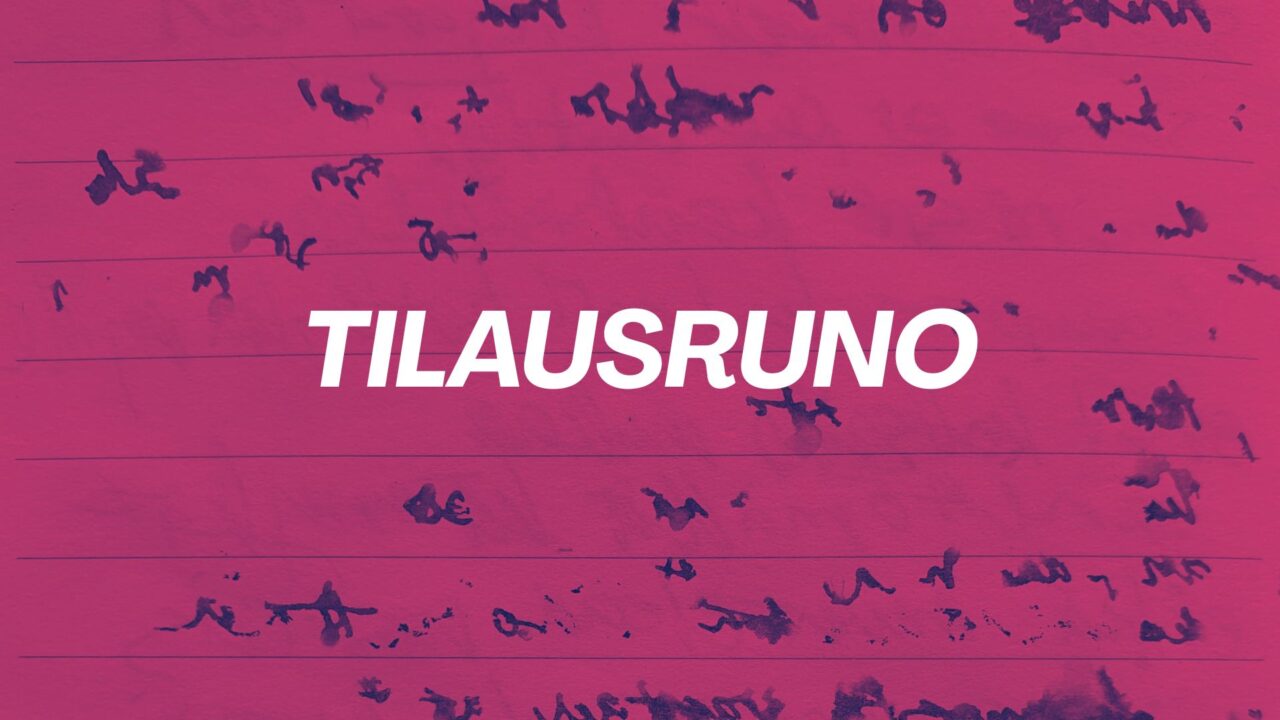 Keskellä valkoinen tilausruno-teksti, jonka taustalla suttuista mustekirjoitusta viivoitetulla paperilla, joka on värjätty punaiseksi.