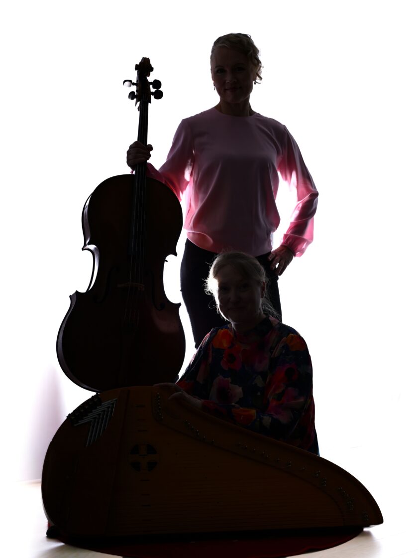 Varjokuvassa takana sello, Elina Honkonen ja edessä kantele, Marja Nevankallio.