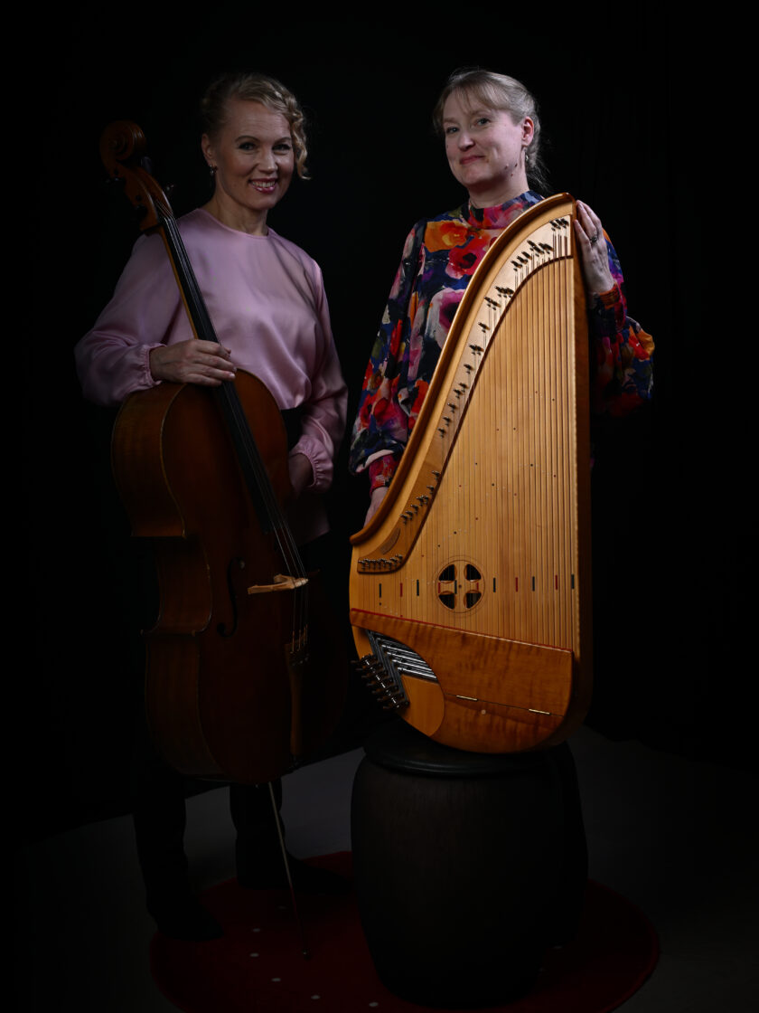 Vasemmalla Elina Honkonen, sello ja oikealla Marja Nevankallio, konserttikantele.